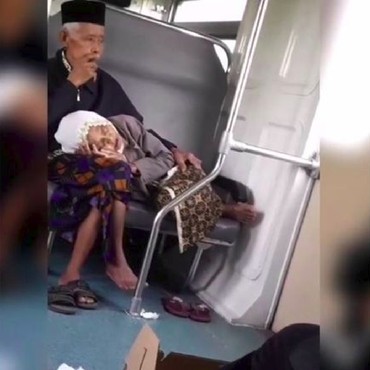 Romantis, Viral Video Nenek Tidur di Pangkuan Kakek di Kereta Prameks