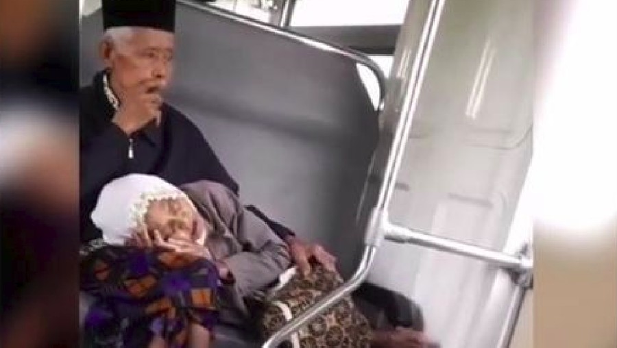 Video viral seorang nenek yang tertidur pulas di pangkuan kakek saat berada di dalam kereta prameks jurusan Solo-Yogyakarta.