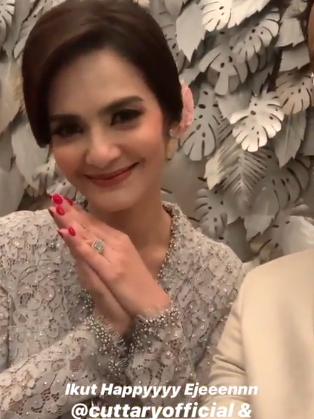 Para sahabat memberikan ucapan selamat dan doanya kepada pasangan Cut Tari dan Richard Kevin yang menikah hari ini&comma; Kamis &lpar;12&sol;12&rpar;&period;