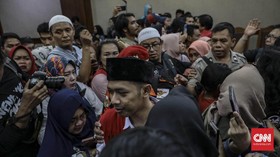 Emak-Emak Padati Ruang Sidang Dukung Lutfi Pembawa Bendera
