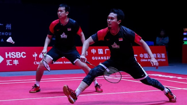 Mohammad Ahsan/Hendra Setiawan berhasil lolos ke semifinal BWF World Tour Finals setelah menang atas ganda Taiwan, Lu Ching Yao/Yang Pao Han.