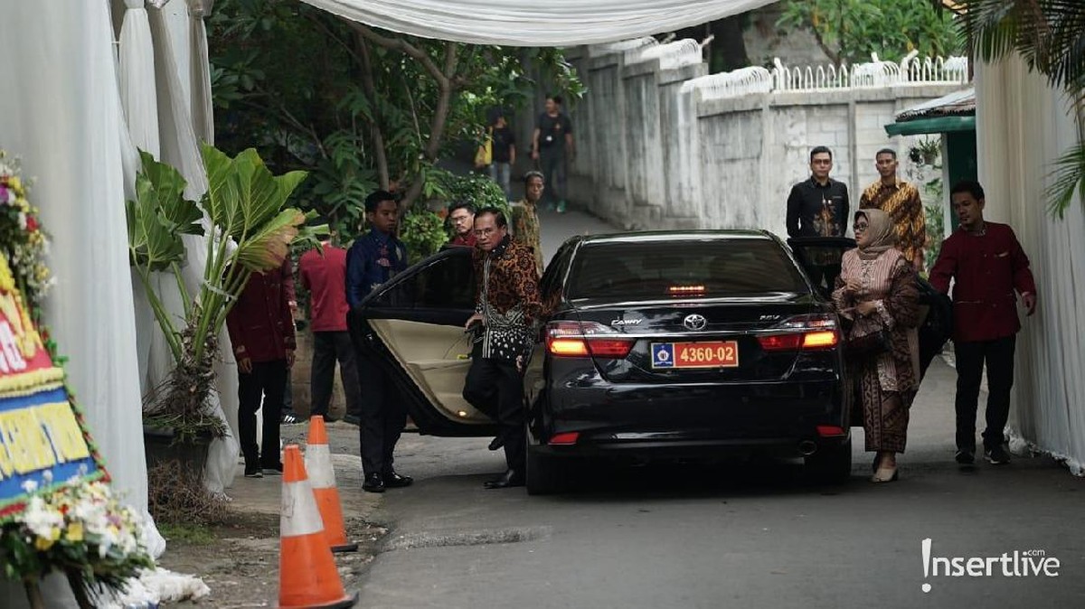 Jelang pernikahan Cut Tari dan Richard Kevin&comma; para tamu undangan mulai penuhi lokasi berlangsungnya akad nikah di Cilandak&comma; Jakarta Selatan&period;