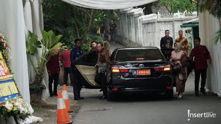 Jelang pernikahan Cut Tari dan Richard Kevin, para tamu undangan mulai penuhi lokasi berlangsungnya akad nikah di Cilandak, Jakarta Selatan.