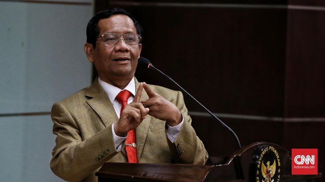 Pakar Hukum Pidana dari Universitas Indonesia (UI) Chudry Sitompul membantah pernyataan Menkopolhukam Mahfud MD soal hukum larangan LGBT di Indonesia.