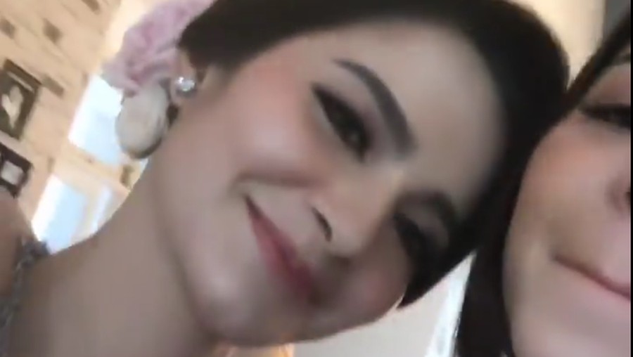 Begini penampilan cantik nan awet muda Cut Tari di hari bahagianya.