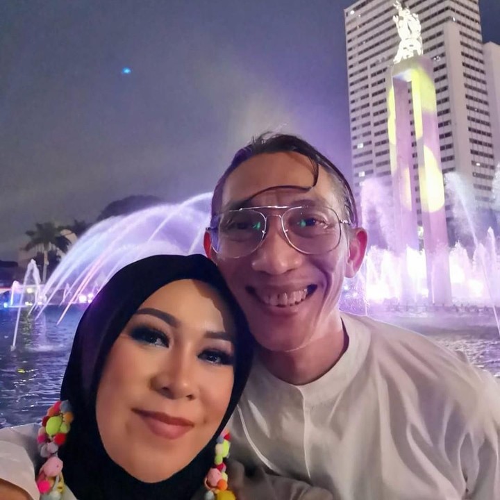 <p>Tidak cuma jalan-jalan di luar kota, Anto dan Melly Goeslaw juga jalan-jalan di sekitaran Jakarta seperti di foto ini. (Foto: Instagram @antohhoed)</p>