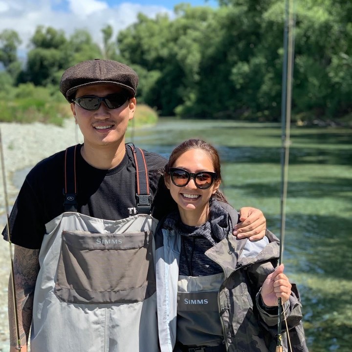 <p>Tidak cuma jalan-jalan ke berbagai tempat, Nadia dan Mikael juga menghabiskan waktu dengan memancing ikan berdua. (Foto: Instagram @nadsap)</p>