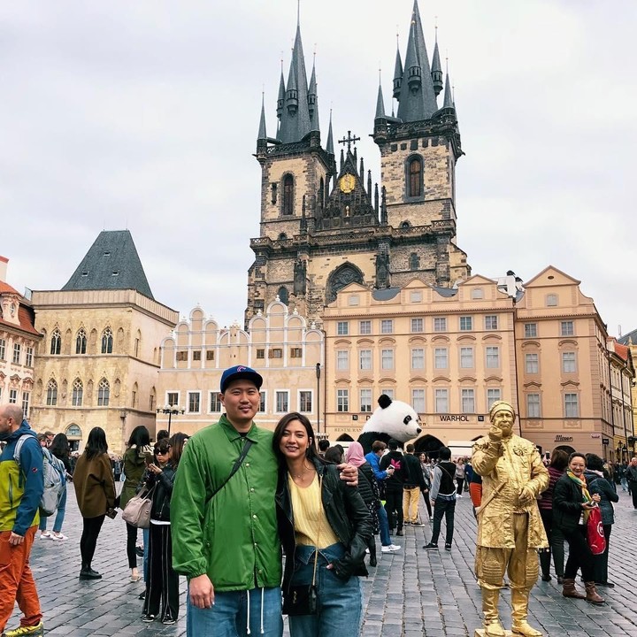 <p>Misalnya, ketika mereka berjalan-jalan ke Czechia, sebuah negara di daerah Eropa. (Foto: Instagram @nadsap)</p>