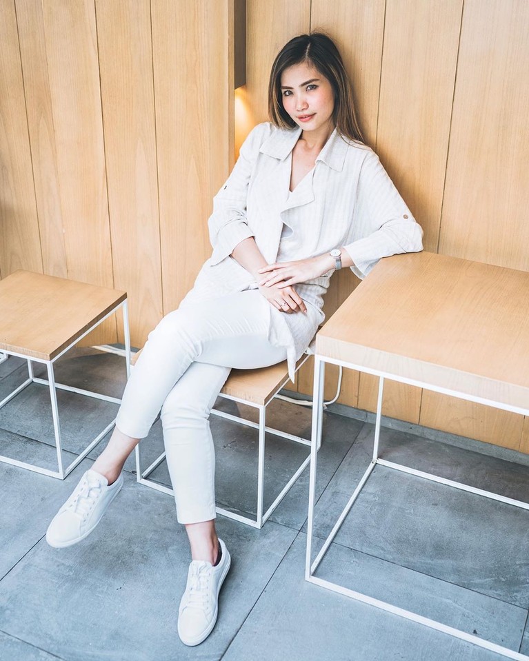 Fiona Anthony, istri Dion Wiyoko adalah seorang pramugari. Sosoknya diketahui jarang sekali terekspos oleh publik.