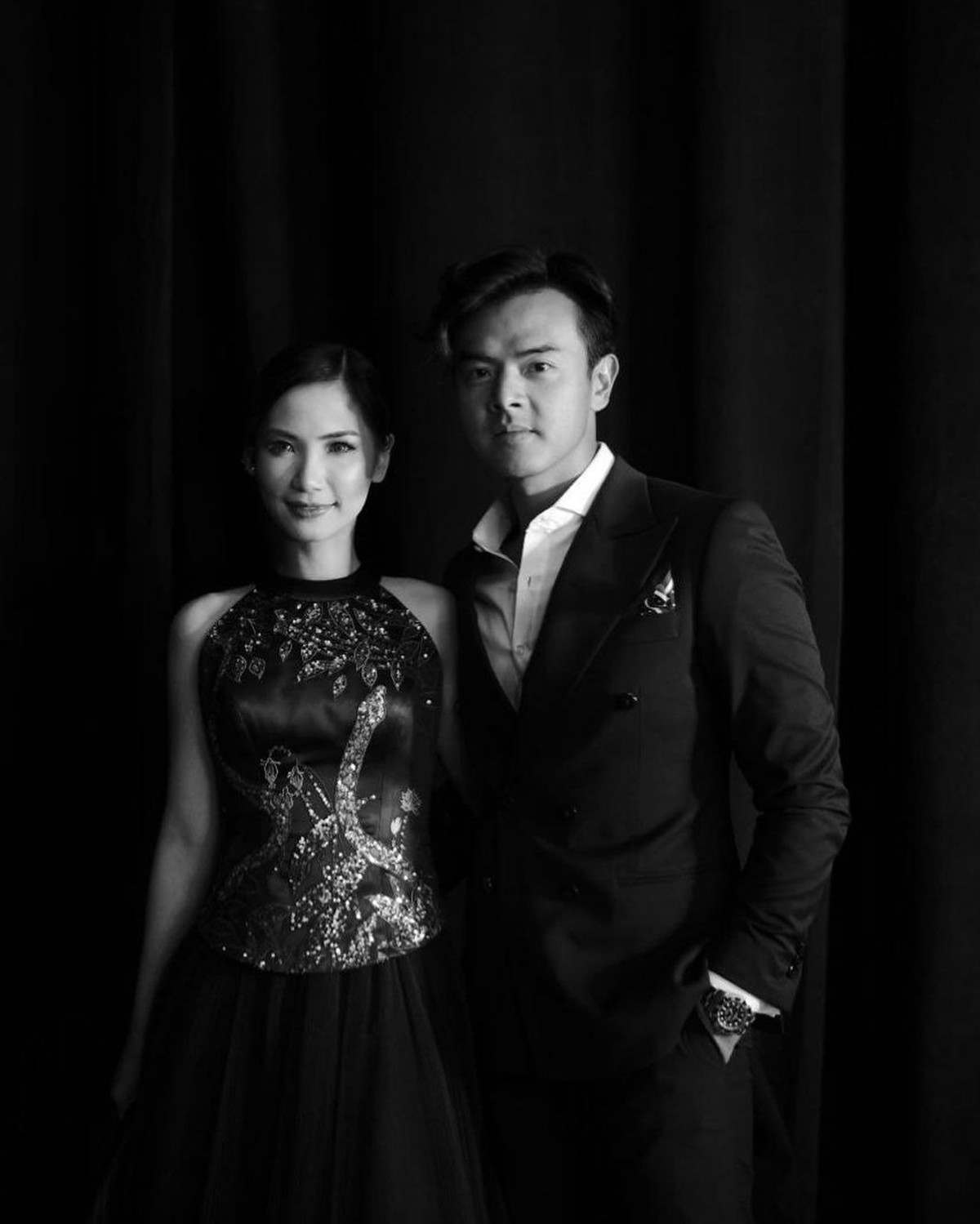 Fiona Anthony&comma; istri Dion Wiyoko adalah seorang pramugari&period; Sosoknya diketahui jarang sekali terekspos oleh publik&period;