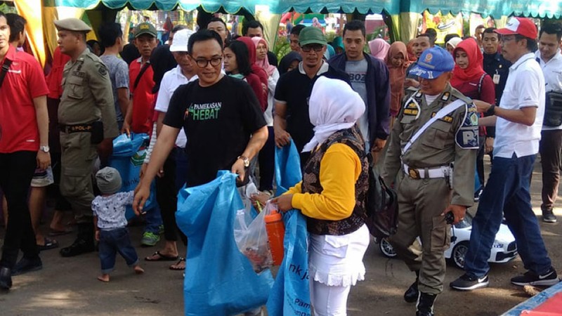 Pemkab Pamekasan mengajak ribuan masyarakat Pamekasan untuk terlibat di dalam gerakan Aksi Pungut Sampah.