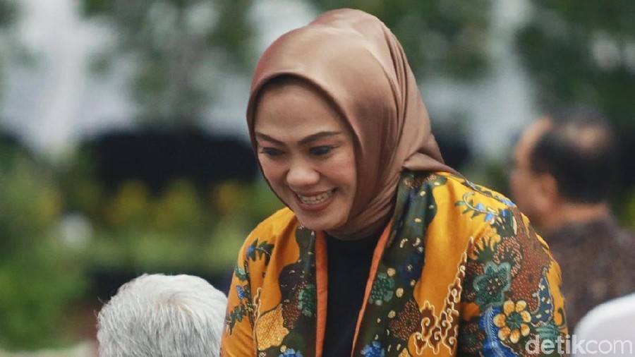 Sebelum dinyatakan positif Corona, Bupati Karawang Cellica Nurrachdiana sempat sesak napas saat pidato.