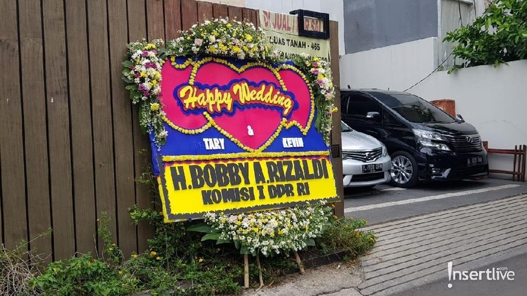 Jelang pernikahan Cut Tari dan Richard Kevin, para tamu undangan mulai penuhi lokasi berlangsungnya akad nikah di Cilandak, Jakarta Selatan.