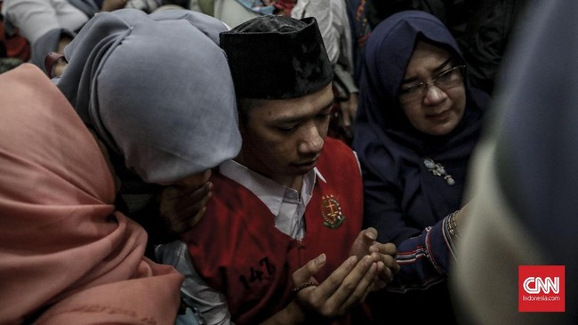 Lima penyidik Polres Jakbar diperiksa terkait tudingan penyiksaan terhadap demonstran Lutfi dengan cara disetrum dan ditendang.
