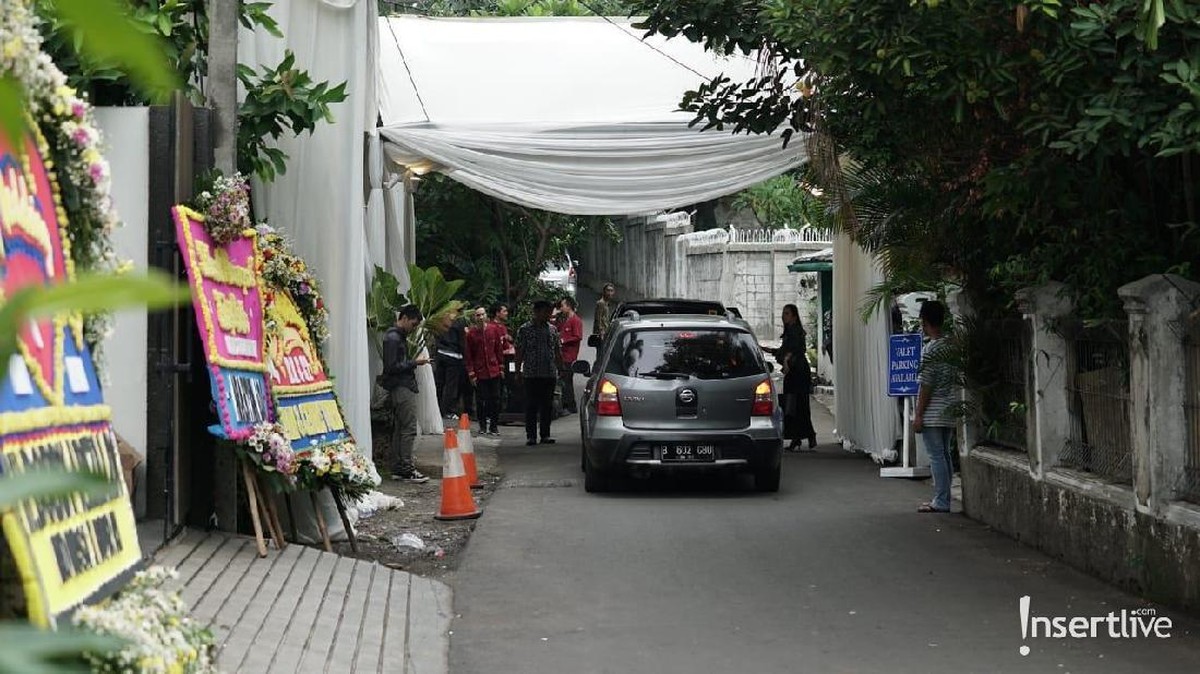 Jelang pernikahan Cut Tari dan Richard Kevin&comma; para tamu undangan mulai penuhi lokasi berlangsungnya akad nikah di Cilandak&comma; Jakarta Selatan&period;
