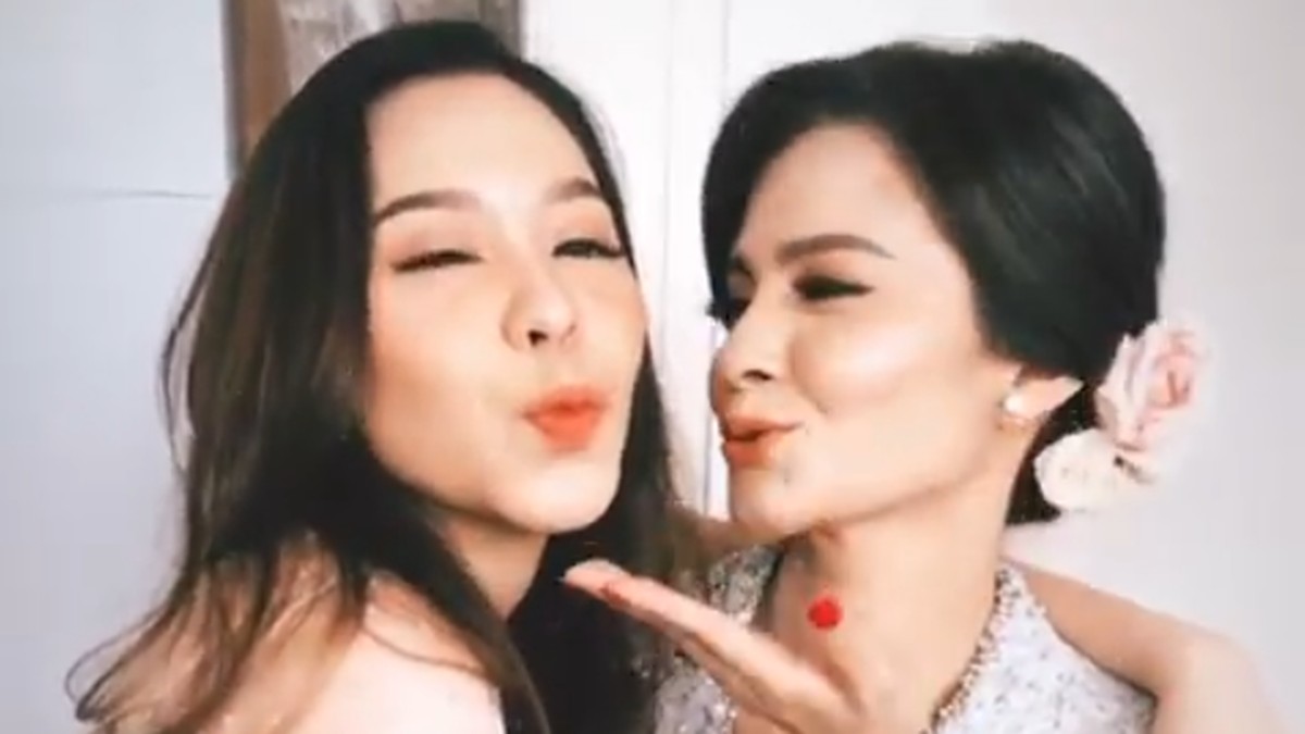 Para sahabat memberikan ucapan selamat dan doanya kepada pasangan Cut Tari dan Richard Kevin yang menikah hari ini&comma; Kamis &lpar;12&sol;12&rpar;&period;