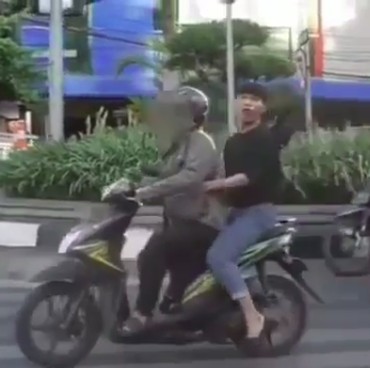 Viral Aksi Pelanggar Lalu Lintas Bawa Kabur Waria
