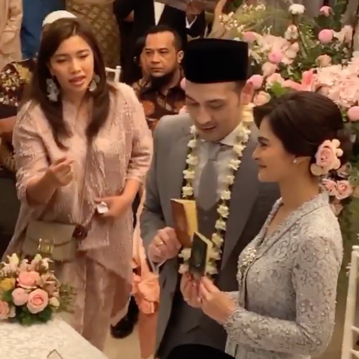 <p>Pernikahan Cut Tari dan Richard Kevin digelar di rumah kakak Tari, Bun. Langgeng terus ya Tari dan Kevin !(Foto: Instagram)  </p>