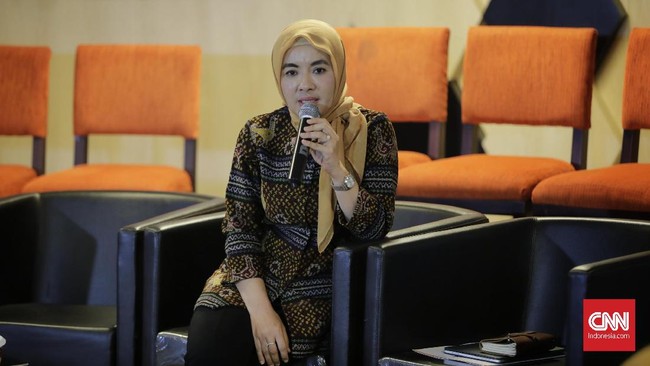 Pertamina menyatakan akan memanfaatkan penurunan harga untuk memborong minyak. Pertamina juga tetap mendorong produksi.