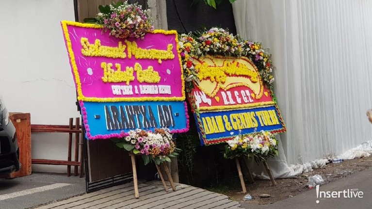 Jelang pernikahan Cut Tari dan Richard Kevin, para tamu undangan mulai penuhi lokasi berlangsungnya akad nikah di Cilandak, Jakarta Selatan.