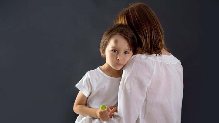 Kepala Anak Benjol karena Jatuh? Beri Pertolongan Pertama Ini Anak Bunda terjatuh lalu kepalanya benjol? Berikut ini pertolongan pertamanya.