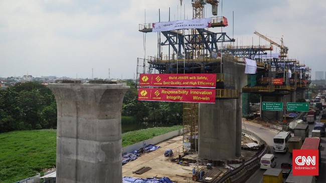 Pengamat menilai proyek infrastruktur, salah satunya proyek kereta cepat, turut memicu banjir karena menghambat drainase.