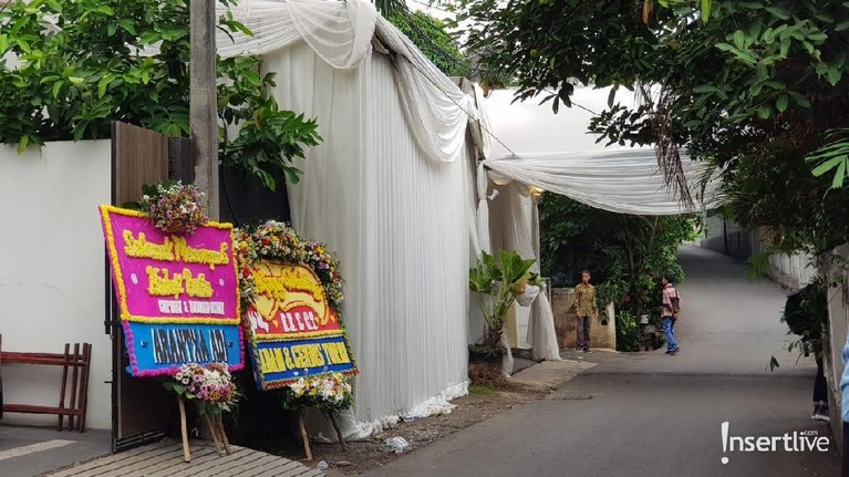 Jelang pernikahan Cut Tari dan Richard Kevin, para tamu undangan mulai penuhi lokasi berlangsungnya akad nikah di Cilandak, Jakarta Selatan.