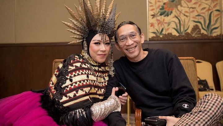 <p>Sebagai suami, Anto Hoed juga selalu mendukung Melly. Ini terlihat pada caption foto Instagram Melly Goeslaw yang isinya,