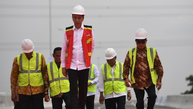 Presiden Jokowi memastikan proyek kereta cepat Jakarta-Bandung dan LRT tahap I Jabodebek rampung pada akhir 2021.