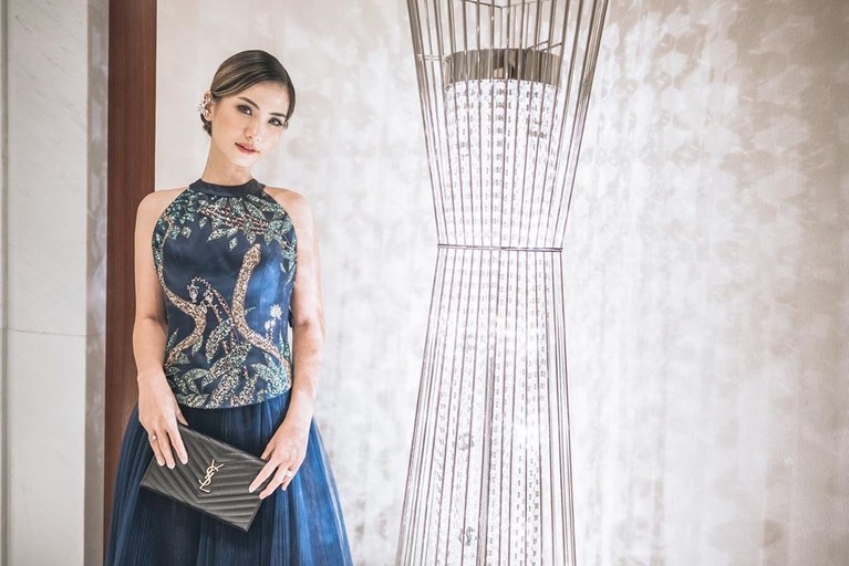 Fiona Anthony, istri Dion Wiyoko adalah seorang pramugari. Sosoknya diketahui jarang sekali terekspos oleh publik.