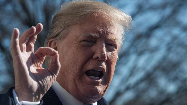 Trump Sarankan Pakai Syal untuk Cegah Penularan Corona Presiden Amerika Serikat Donald Trump menyarankan penggunaan syal ketimbang masker untuk mencegah penularan virus corona.