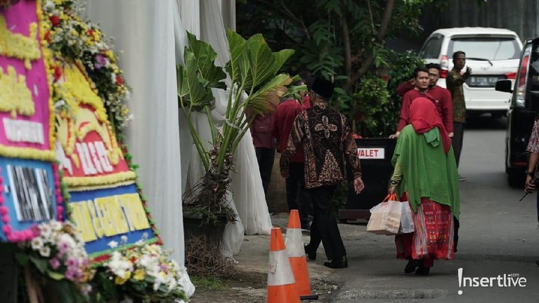 Jelang pernikahan Cut Tari dan Richard Kevin, para tamu undangan mulai penuhi lokasi berlangsungnya akad nikah di Cilandak, Jakarta Selatan.