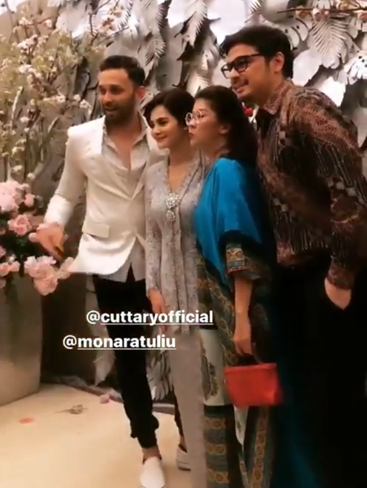 Para sahabat memberikan ucapan selamat dan doanya kepada pasangan Cut Tari dan Richard Kevin yang menikah hari ini&comma; Kamis &lpar;12&sol;12&rpar;&period;