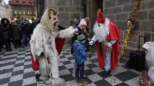FOTO: Kala 'Setan' Mengiring 'Santo Nikolas' Jelang Natal