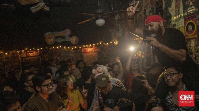 Di tengah gandrung anak muda akan karaoke massal di bar-bar kecil, popularitas bisnis semacam Inul Vizta seolah tergerus. Pelaku dari kedua kubu pun buka suara.