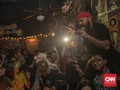 Berbagi Lapak Karaoke Massal dan Konvensional