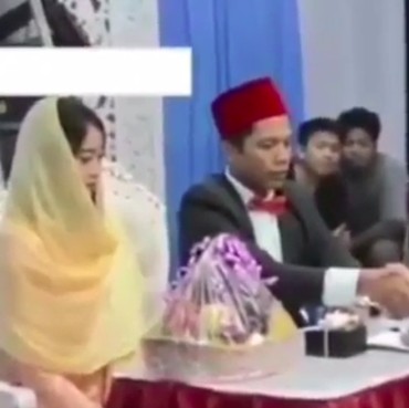 Akad Nikah Dihadiri Mantan Pacar, Mempelai Pria: Bungkus Dua Pak