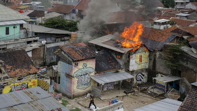 Polda Jabar telah memeriksa 52 anggota polisi buntut ricuh penggusuran Tamansari, Bandung. Dua di antaranya diduga melakukan pelanggaran.