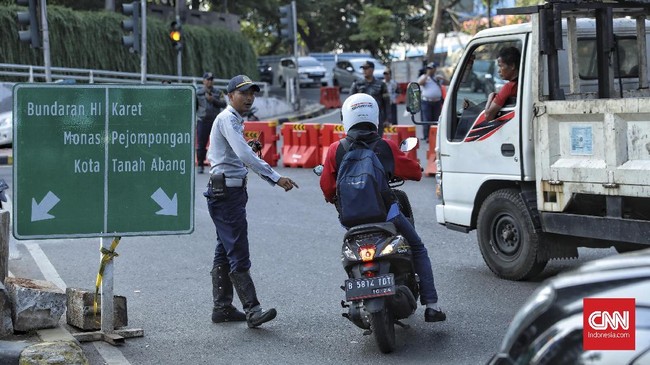 Petugas Dinas Perhubungan (Dishub) Pemprov DKI Jakarta melakukan uji coba rekayasa lalu lintas sistem satu arah (SSA) di Jalan Margono Djoyohadikoesoemo, Jakarta, Jumat, 13 Desember 2019. Rekayasa lalu lintas yang berlangsung dari 12-19 Desember 2019 ini dilakukan sehubungan dengan adanya proyek pembangunan LRT Jabodebek di kawasan tersebut. CNN Indonesia/Bisma Septalisma
