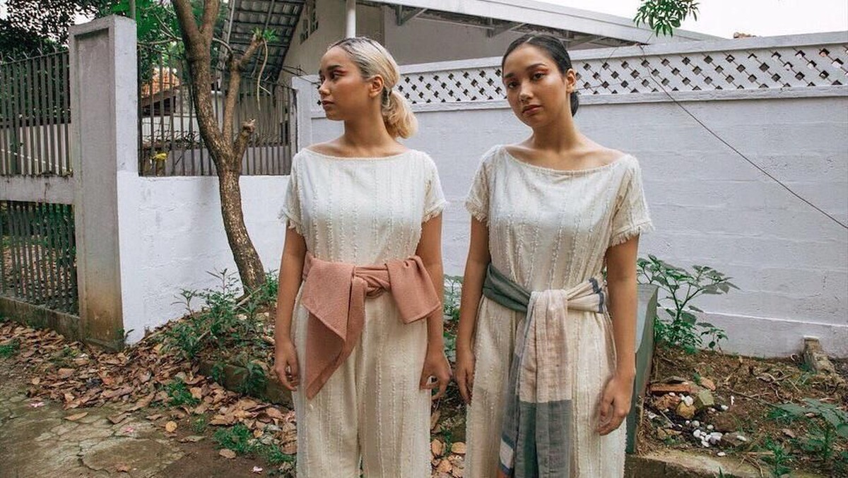 Sudah beranjak dewasa&comma; ini dia potret cantik anak kembar Titi DJ&comma; Salwa dan Salma&period;