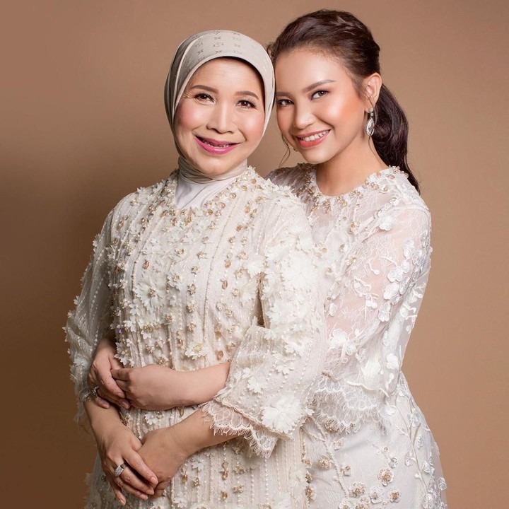 <p>Tampil serasi mengenakan gaun yang sama, ibu dan anak ini kompak menebar pose senyum ke kamera. (Foto: Instagram @itsrossa910)</p>