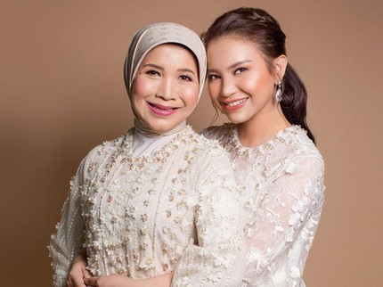 Potret Kompak Rossa dan Ibunda, Kayak Anak Kembar