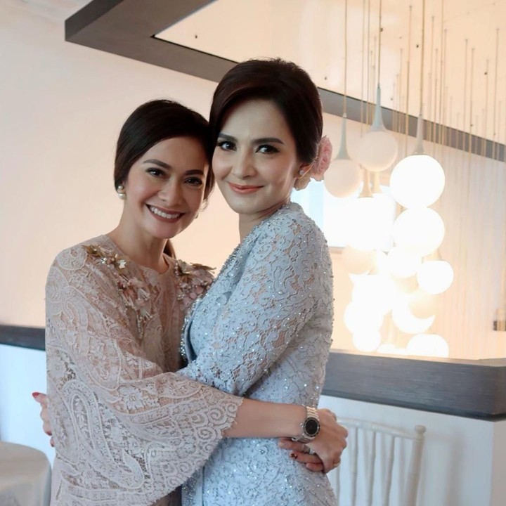 <p>Di hari pernikahannya dengan Richard Kevin, Cut Tari tampak cantik dengan menggunakan kebaya berwarna perak. Rambutnya yang disasak dan ditambah hiasan bunga membuat penampilannya yang simpel semakin menarik. (Foto: Instagram @ersamayori)</p>