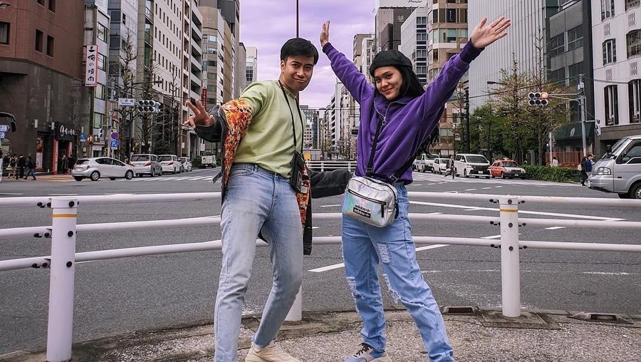 Kekasih adik Vidi Aldiano, Sheryl Sheinafia, memberikan dukungan pada Vidi Aldiano yang mengidap kanker ginjal. Vidi juga akan menjalani operasi hari ini.