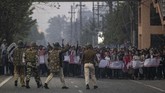 FOTO: Demo Tolak RUU Kewarganegaraan di India Ratusan orang turun ke jalan di India untuk menolak rancangan undang-undang kewarganegaraan, Kamis (12/12).