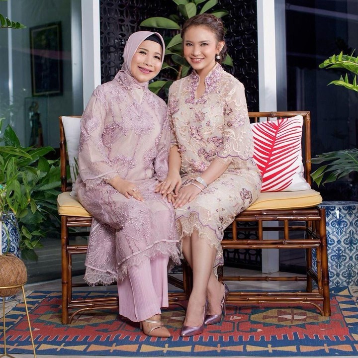 <p>Bunda Eni pasti bangga ya punya anak yang sukses menjadi penyanyi terkenal di Indonesia. Nah, kalau Bunda mau menyaksikan penampilan Rossa, jangan melewatkan acara HUT ke-18 Transmedia pada tanggal 14-15 Desember 2019. Cara mendapatkan tiketnya bisa klik di sini. (Foto: Instagram @itsrossa910)</p>