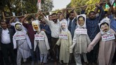FOTO: Demo Tolak RUU Kewarganegaraan di India Ratusan orang turun ke jalan di India untuk menolak rancangan undang-undang kewarganegaraan, Kamis (12/12).