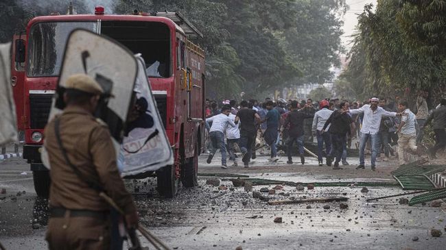 Korban Tewas Kerusuhan Muslim-Hindu di India Bertambah Korban tewas akibat bentrokan antara umat Muslim dan Hindu di wilayah pinggiran New Delhi, India dilaporkan bertambah lagi menjadi 20 orang.