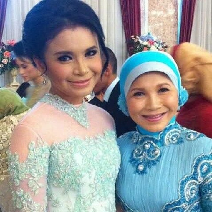 <p>Wanita 41 tahun ini kerap membagikan momen kebersamaannya dengan sang ibu. Bukan cuma kunci kebahagiaan, baginya sosok ibu juga menjadi kunci surga. (Foto: Instagram eni_kusmiani)</p>