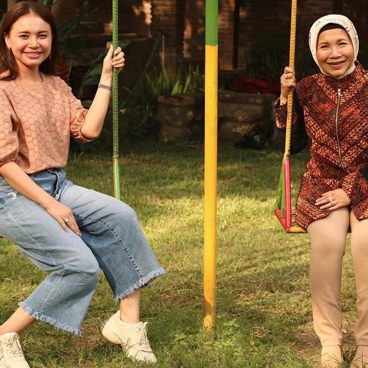 <p>Wanita bernama lengkap Sri Rossa Roslaina Handiyani ini tampak bahagia menghabiskan waktu bersama ibunya. (Foto: Instagram @itsrossa910)</p>